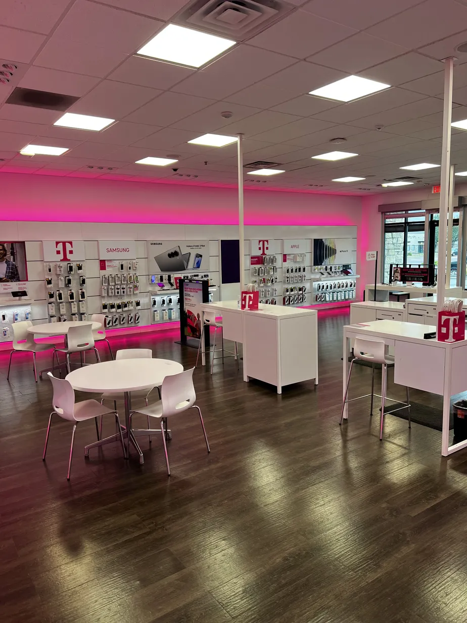  Interior photo of T-Mobile Store at Prescott Plaza, Kansas City, KS 