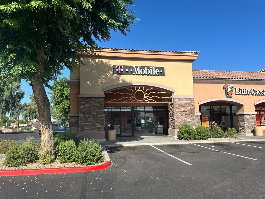 Exterior photo of T-Mobile Store at Bethany Plaza, Glendale, AZ