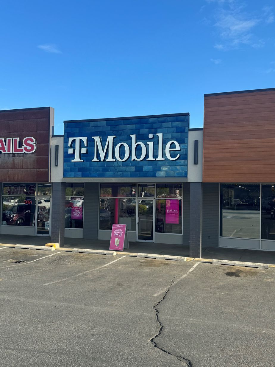 Exterior photo of T-Mobile Store at Nob Hill Blvd & W Prasch Ave, Yakima, WA