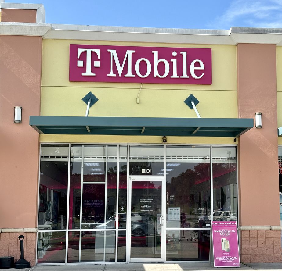 Exterior photo of T-Mobile Store at State Road 50 & CR 565A, Groveland, FL