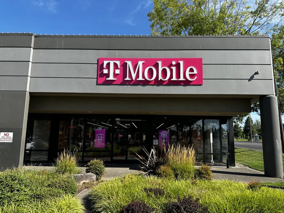 Foto del exterior de la tienda T-Mobile en Southgate, Happy Valley, OR