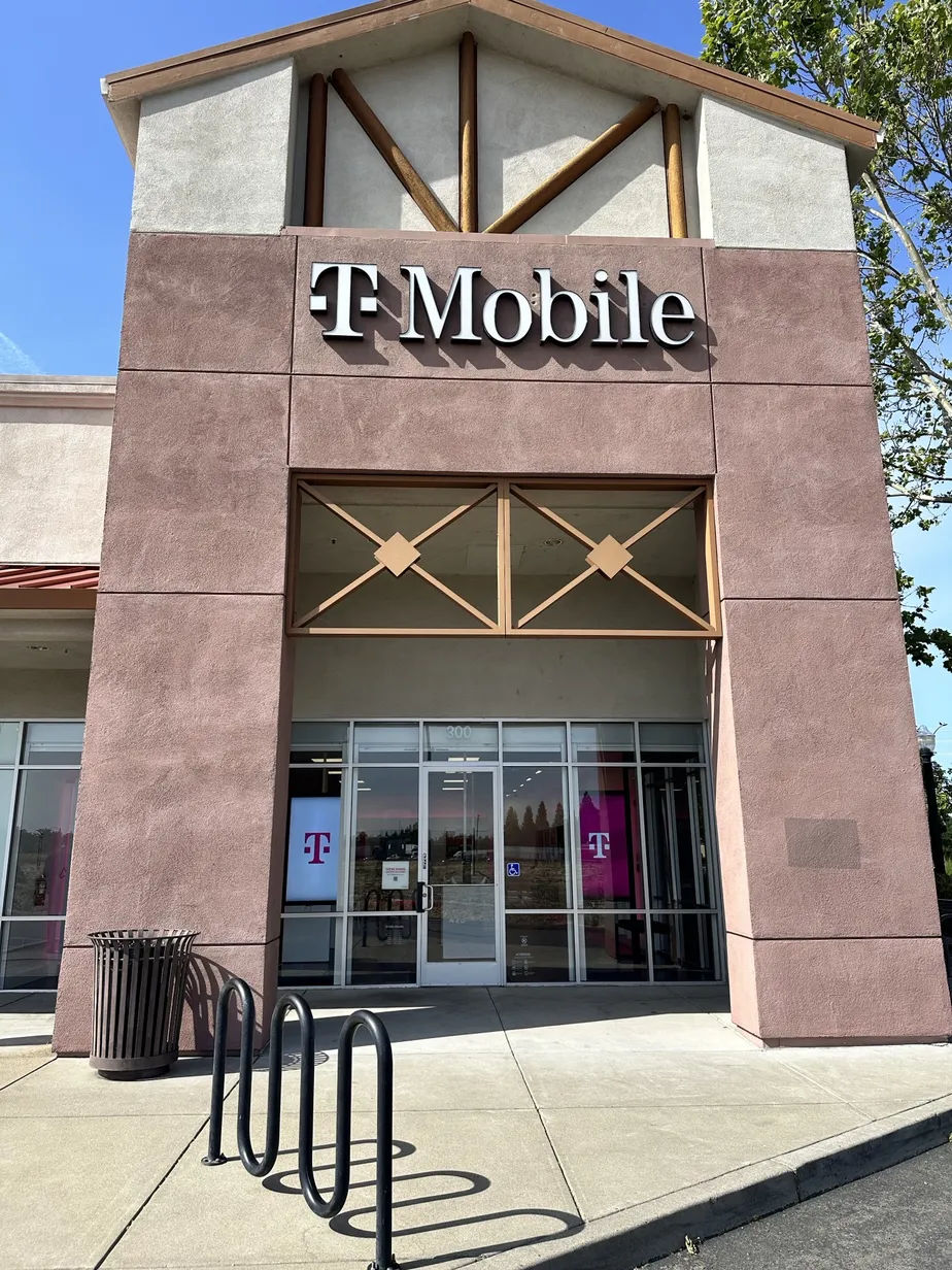 Foto del exterior de la tienda T-Mobile en Truxel Rd & N Marketplace, Sacramento, CA