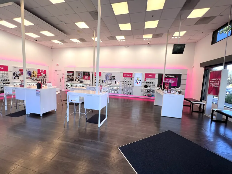 Foto del interior de la tienda T-Mobile en Downtown Pleasant Hill, Pleasant Hill, CA