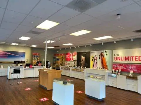 Foto del interior de la tienda T-Mobile en 3rd St & Union St, San Rafael, CA