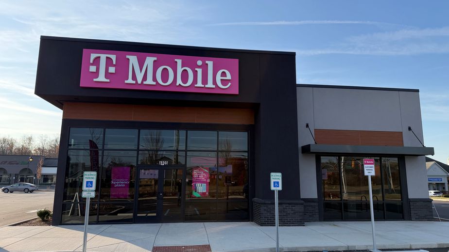  Exterior photo of T-Mobile Store at 82nd & Statesmen, Indianapolis, IN 