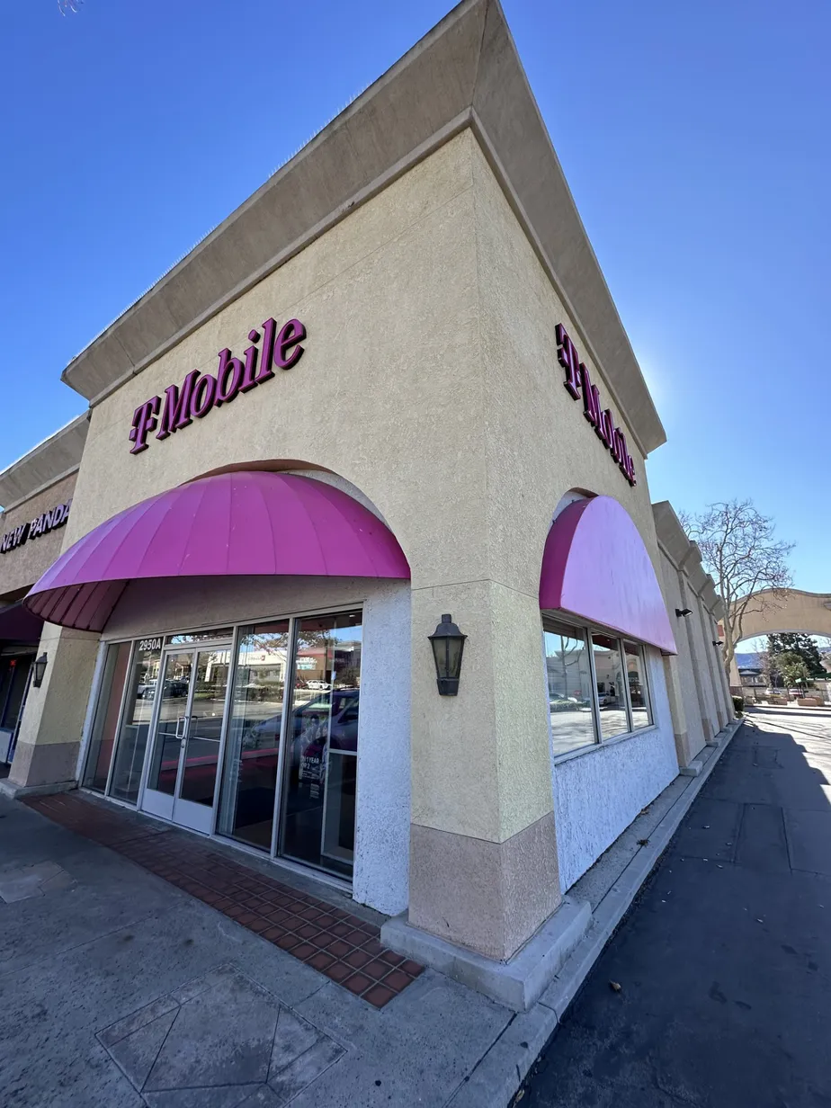  Exterior photo of T-Mobile Store at Sycamore Village, Simi Valley, CA 