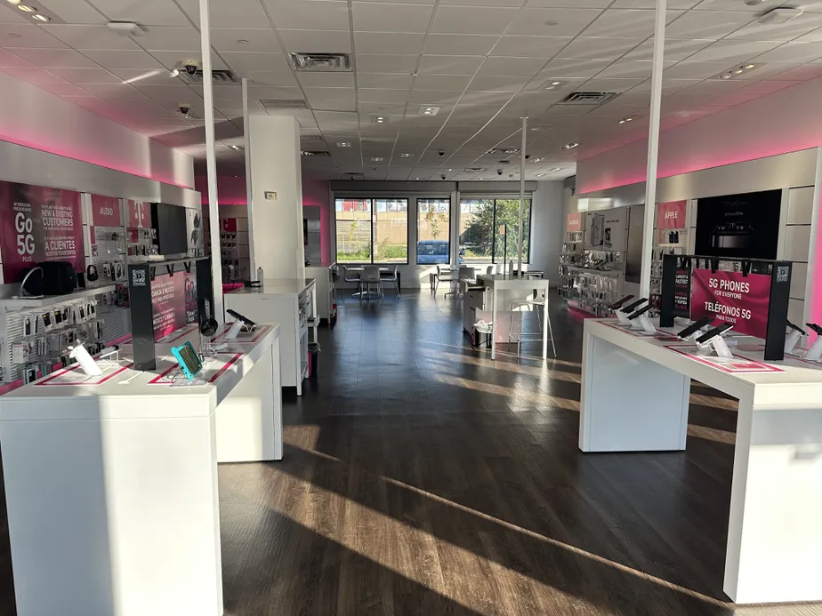 Foto del interior de la tienda T-Mobile en Lynnway & Shepard, Lynn, MA
