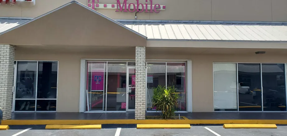 Exterior photo of T-Mobile store at W Sugarland Hwy & N Berner Rd, Clewiston, FL