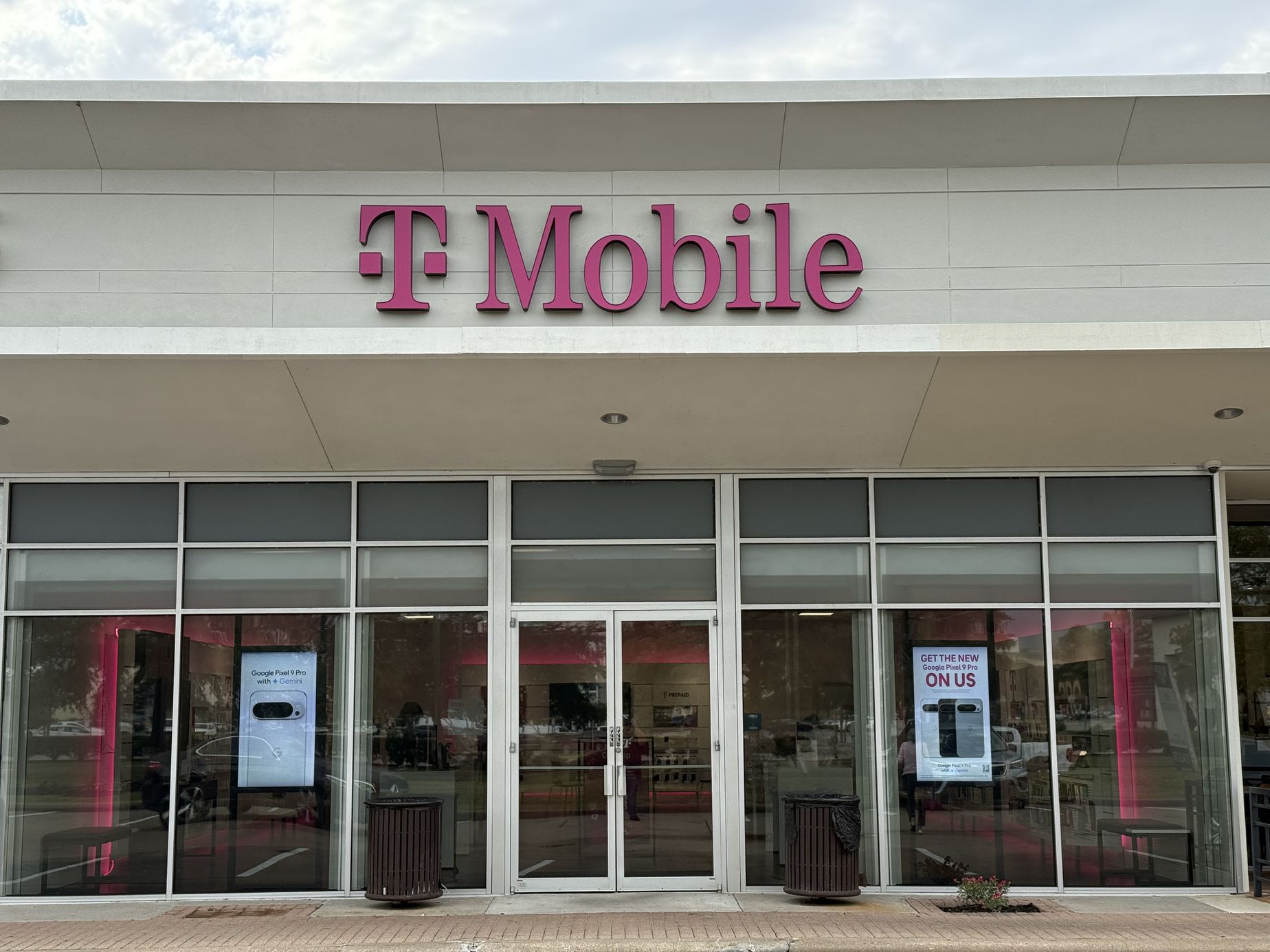 T-Mobile Baybrook Village: Experience Store in Webster, TX