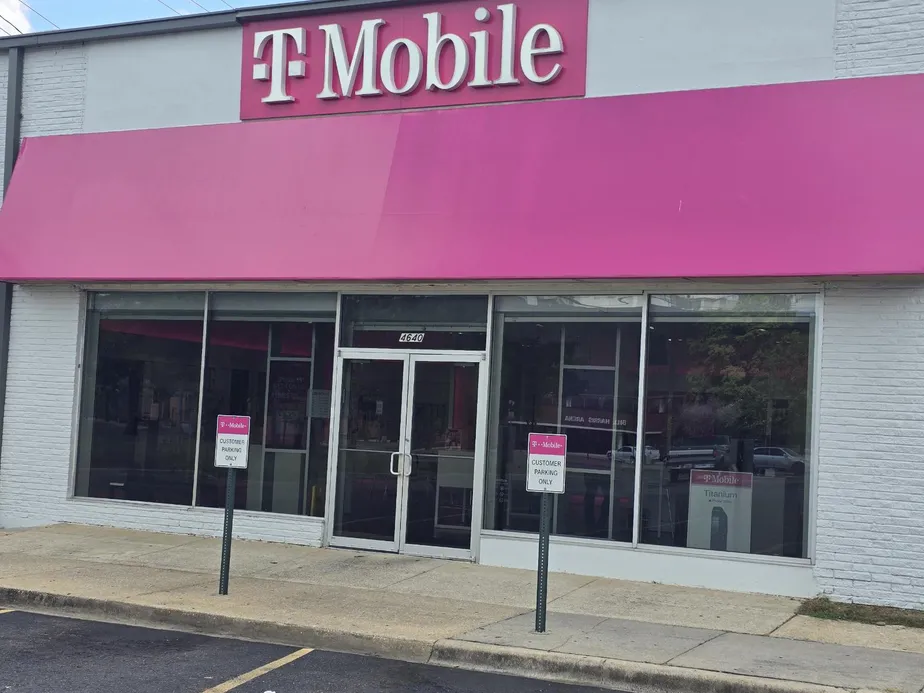  Exterior photo of T-Mobile Store at 5 Points West, Birmingham, AL 