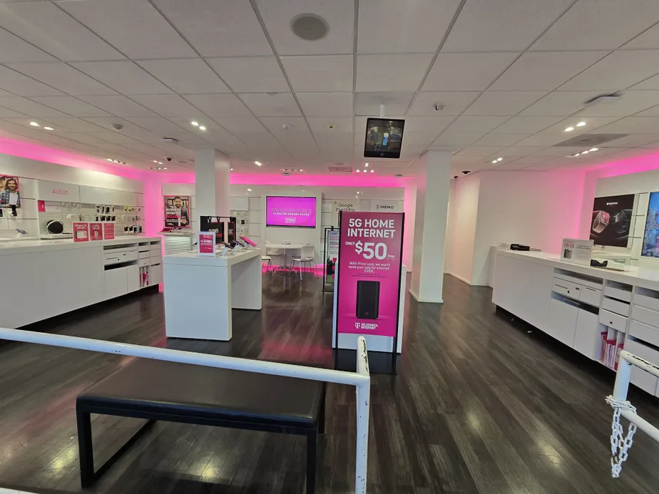 Foto del interior de la tienda T-Mobile en Chestnut St & Fillmore St, San Francisco, CA