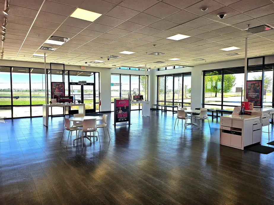 Foto del interior de la tienda T-Mobile en Canyon West, Lubbock, TX