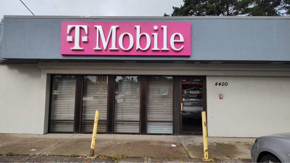 Exterior photo of T-Mobile Store at Central & 44th, Columbia Heights, MN