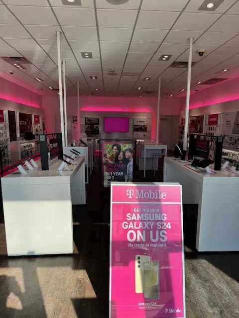 Foto del interior de la tienda T-Mobile en Quincy & Buckley, Aurora, CO