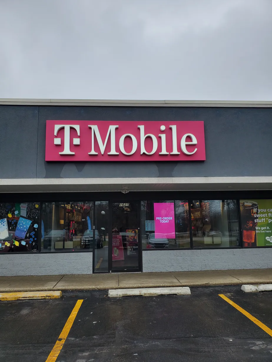 Foto del exterior de la tienda T-Mobile en Michigan & Plymouth Goshen, Plymouth, IN