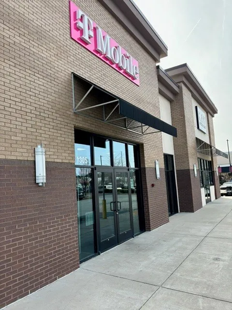 Foto del exterior de la tienda T-Mobile en Klumac Rd, Salisbury, NC