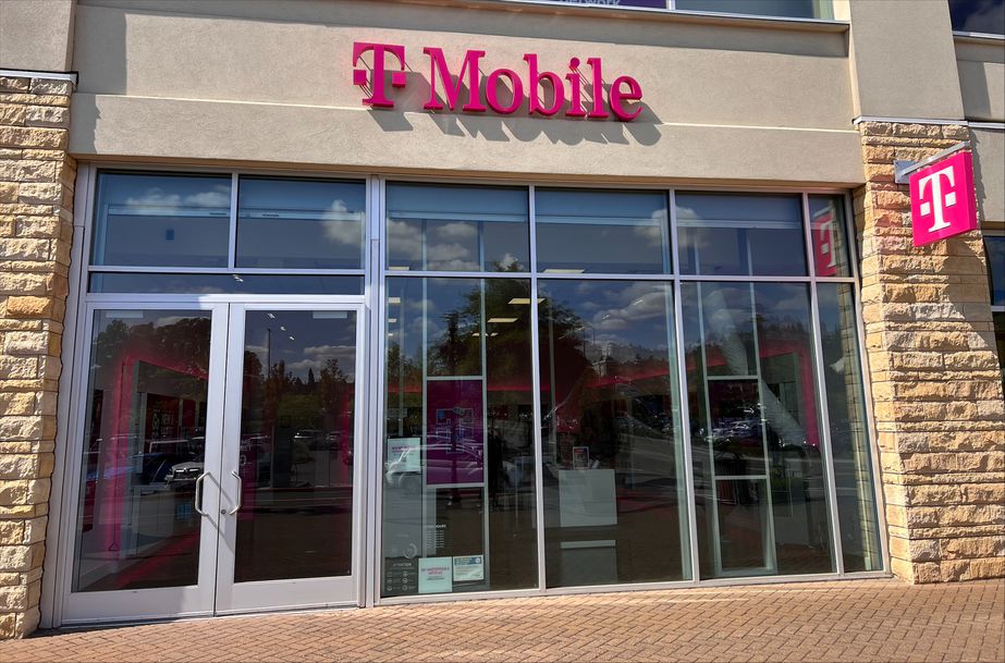 Exterior photo of T-Mobile Store at Clackamas Town Center, Happy Valley, OR