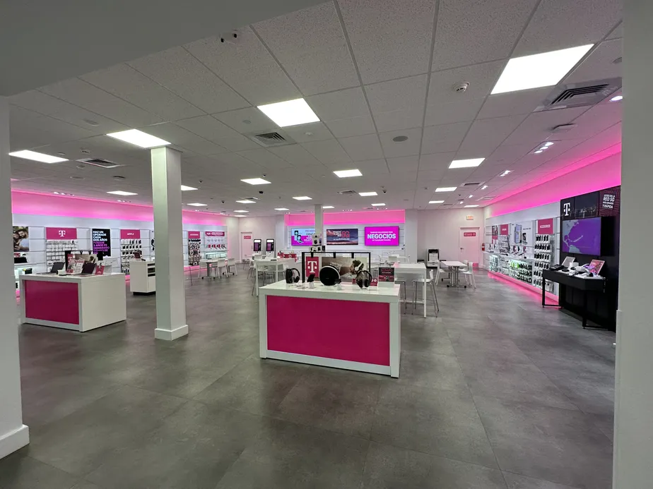 Foto del interior de la tienda T-Mobile en Plaza Del Caribe, Ponce, PR