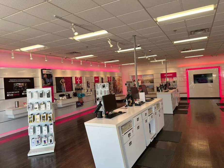 Foto del interior de la tienda T-Mobile en Osceola Pkwy & Florida Turnpike, Kissimmee, FL