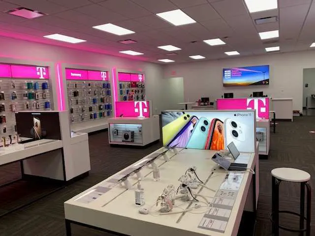 Foto del interior de la tienda T-Mobile en Crittenden St & Ardleigh St, Philadelphia, PA