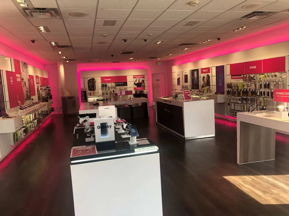 Foto del interior de la tienda T-Mobile en Eastern Blvd & Old Eastern, Essex, MD