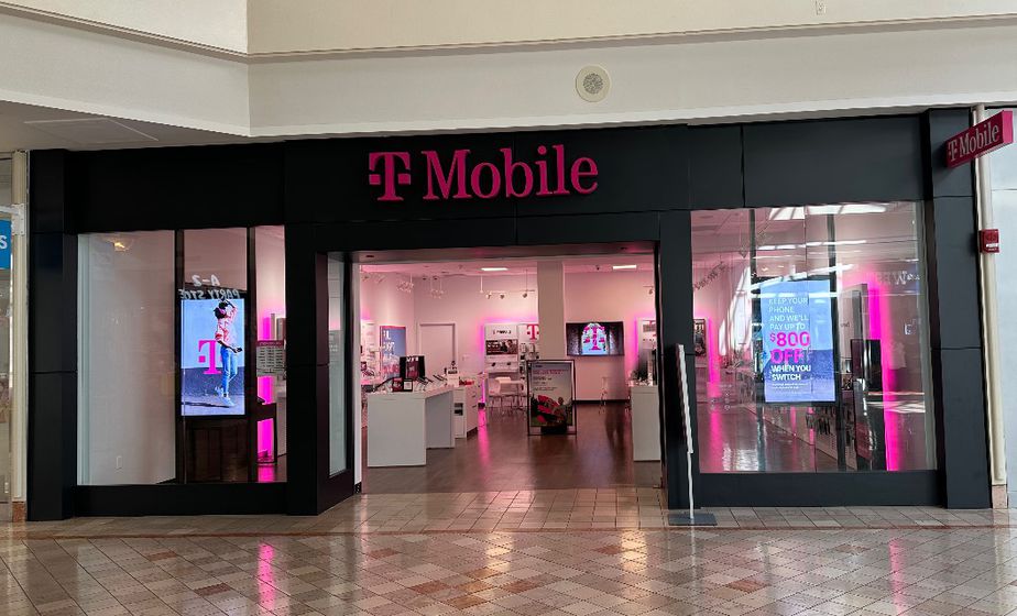 Exterior photo of T-Mobile Store at Woodbridge Center, Woodbridge, NJ