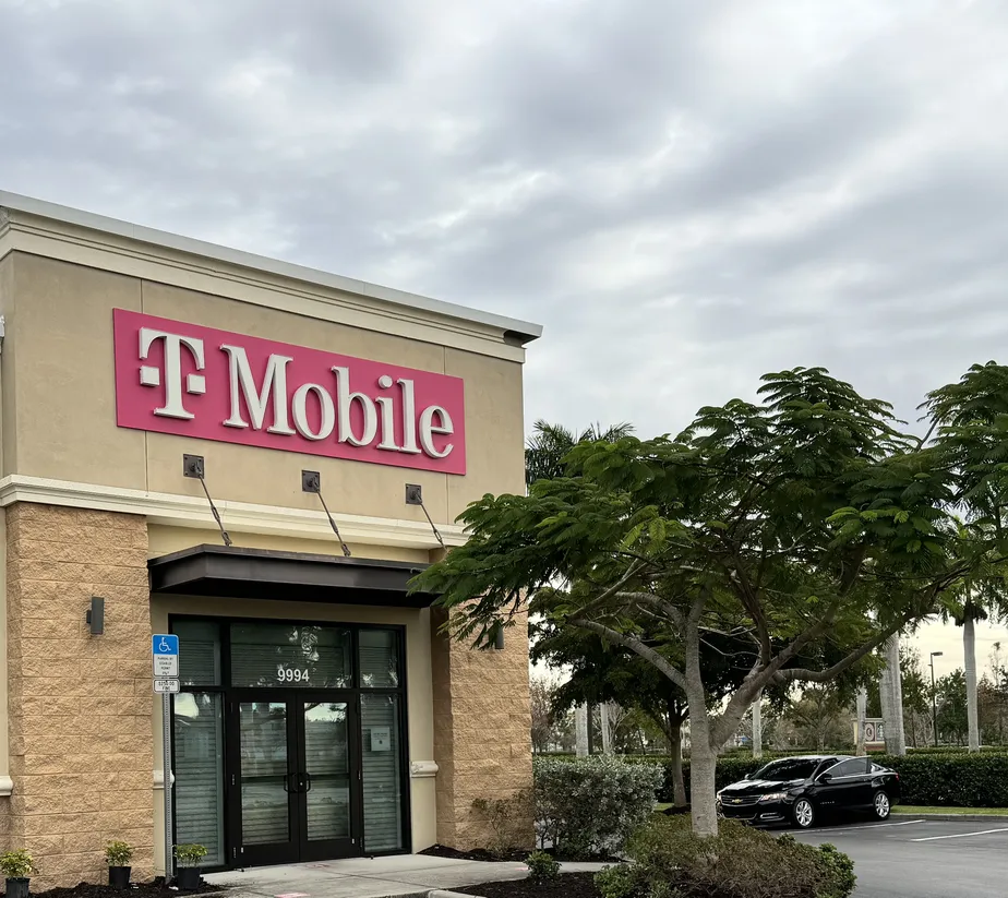 Foto del exterior de la tienda T-Mobile en Gulf Coast Center, Fort Myers, FL