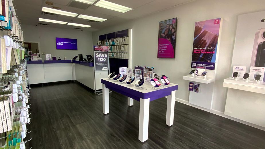 Metro by T-Mobile 4649 NW 199th St - 4649 NW 199th St 