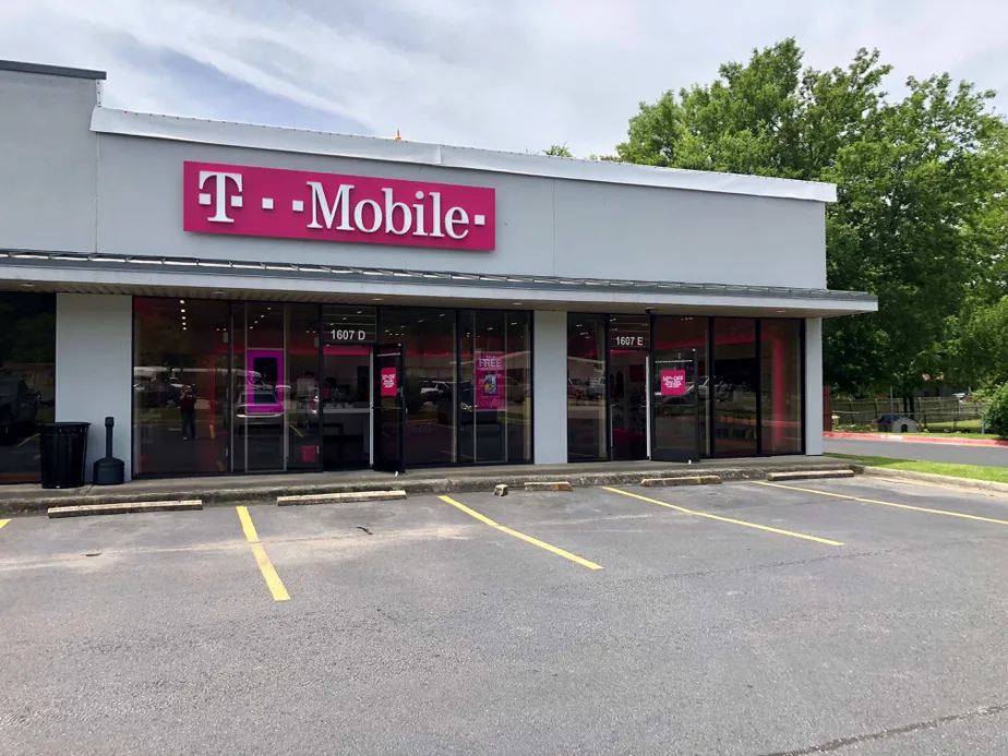 Exterior photo of T-Mobile store at Albert Pike Rd & Airport Rd, Hot Springs, AR