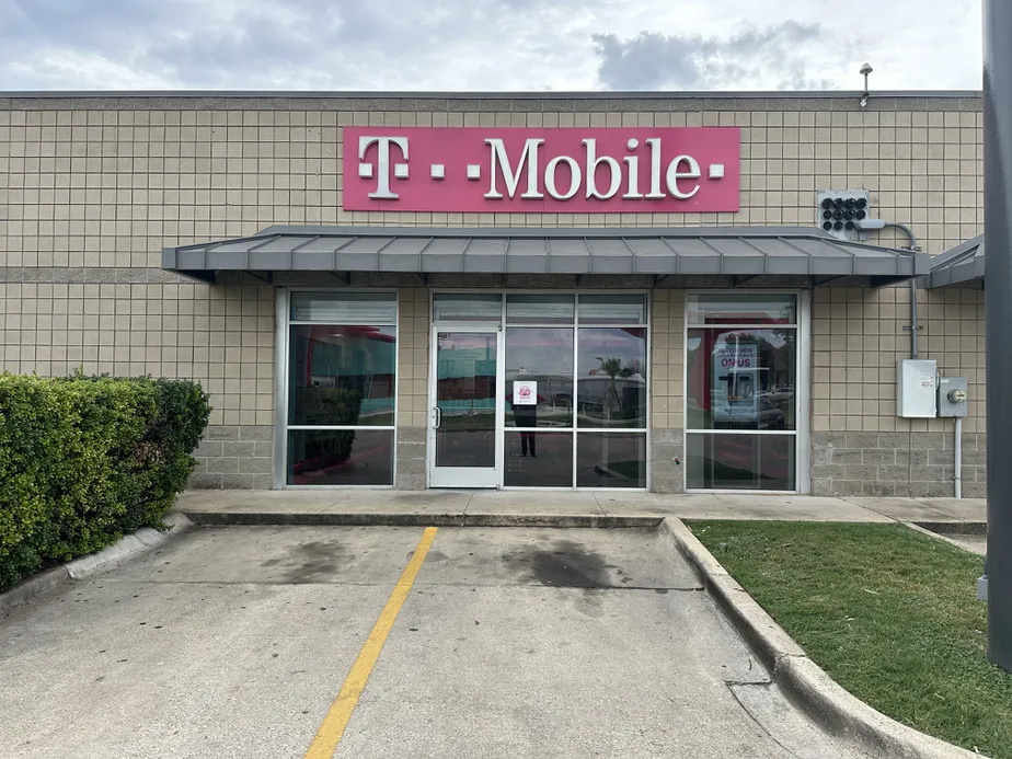  Exterior photo of T-Mobile Store at Hwy 71 & Childers Dr, Bastrop, TX 