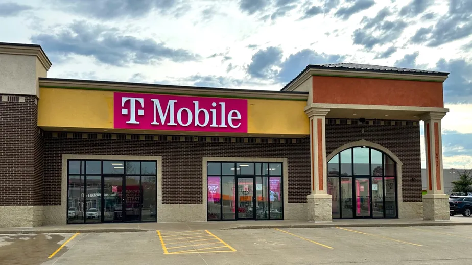 Foto del exterior de la tienda T-Mobile en Sunnybrook Dr & US-20, Sioux City, IA