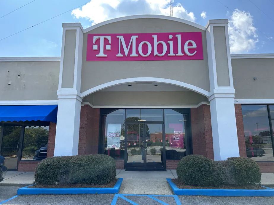 Exterior photo of T-Mobile Store at Rainbow & Whorton Bend, Gadsden, AL