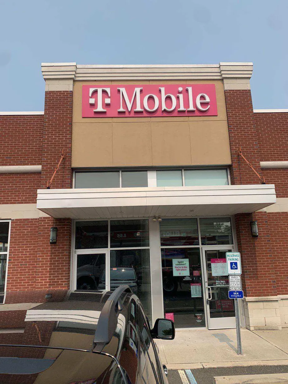Foto del exterior de la tienda T-Mobile en 3rd Ave & Mclean Blvd, Paterson, NJ