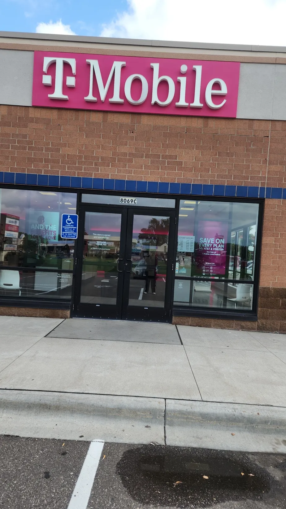  Exterior photo of T-Mobile Store at Brooklyn Blvd & Hwy 81, Brooklyn Park, MN 