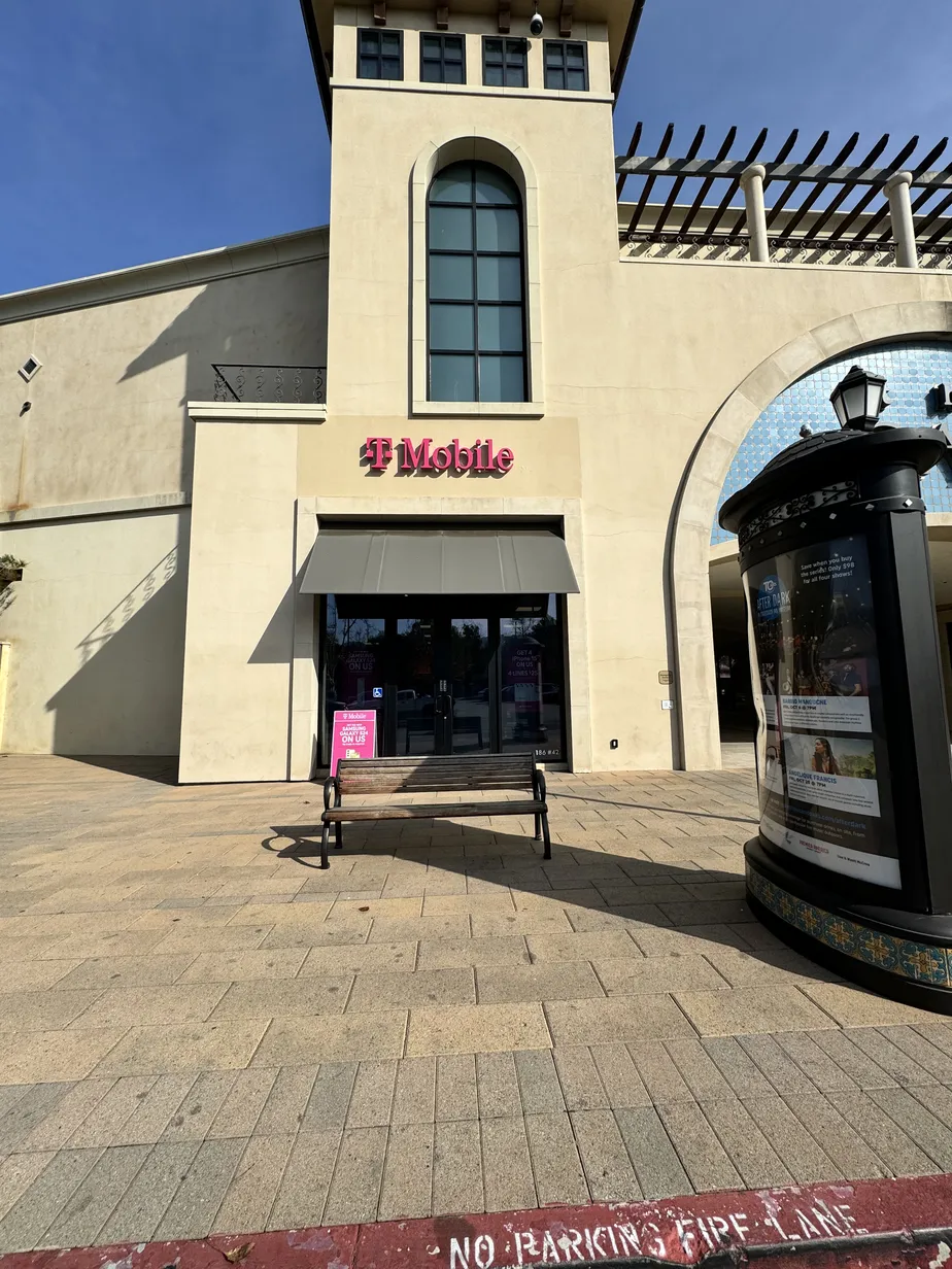  Exterior photo of T-Mobile Store at The Oaks Mall, Thousand Oaks, CA 