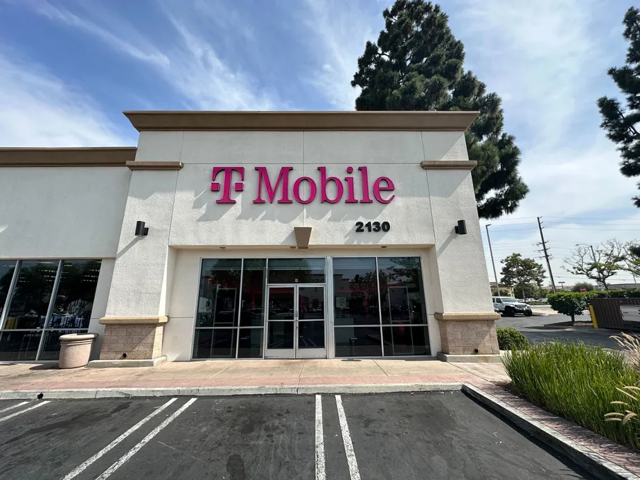 Exterior photo of T-Mobile Store at 17th & Tustin, Santa Ana, CA