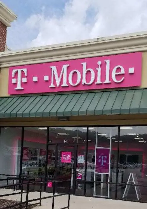  Exterior photo of T-Mobile store at Signal Mountain Rd & Mundy Street, Chattanooga, TN 
