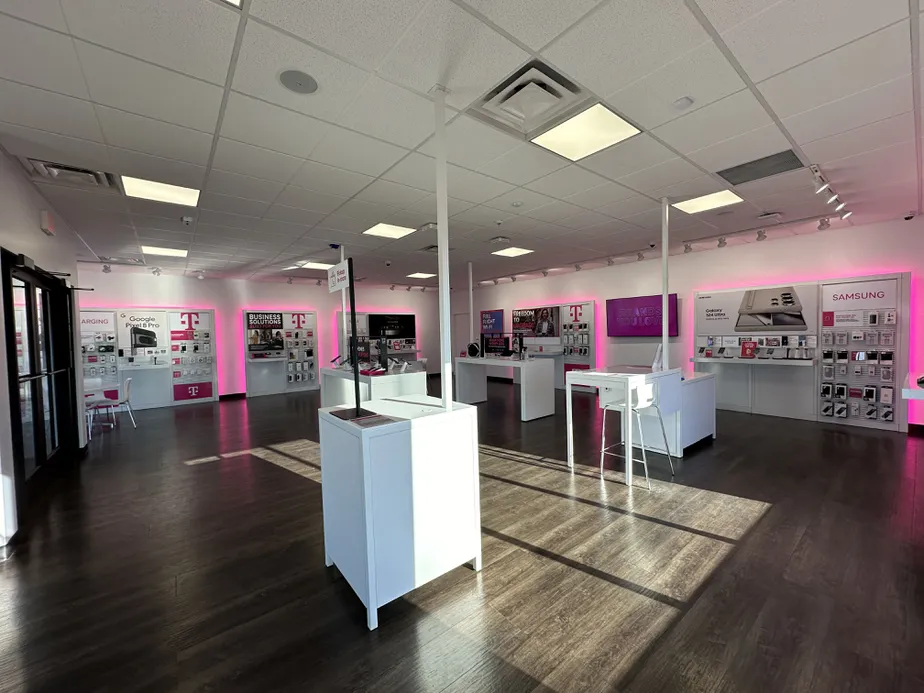 Foto del interior de la tienda T-Mobile en 18th Ave NW & 14th St NW, Austin, MN