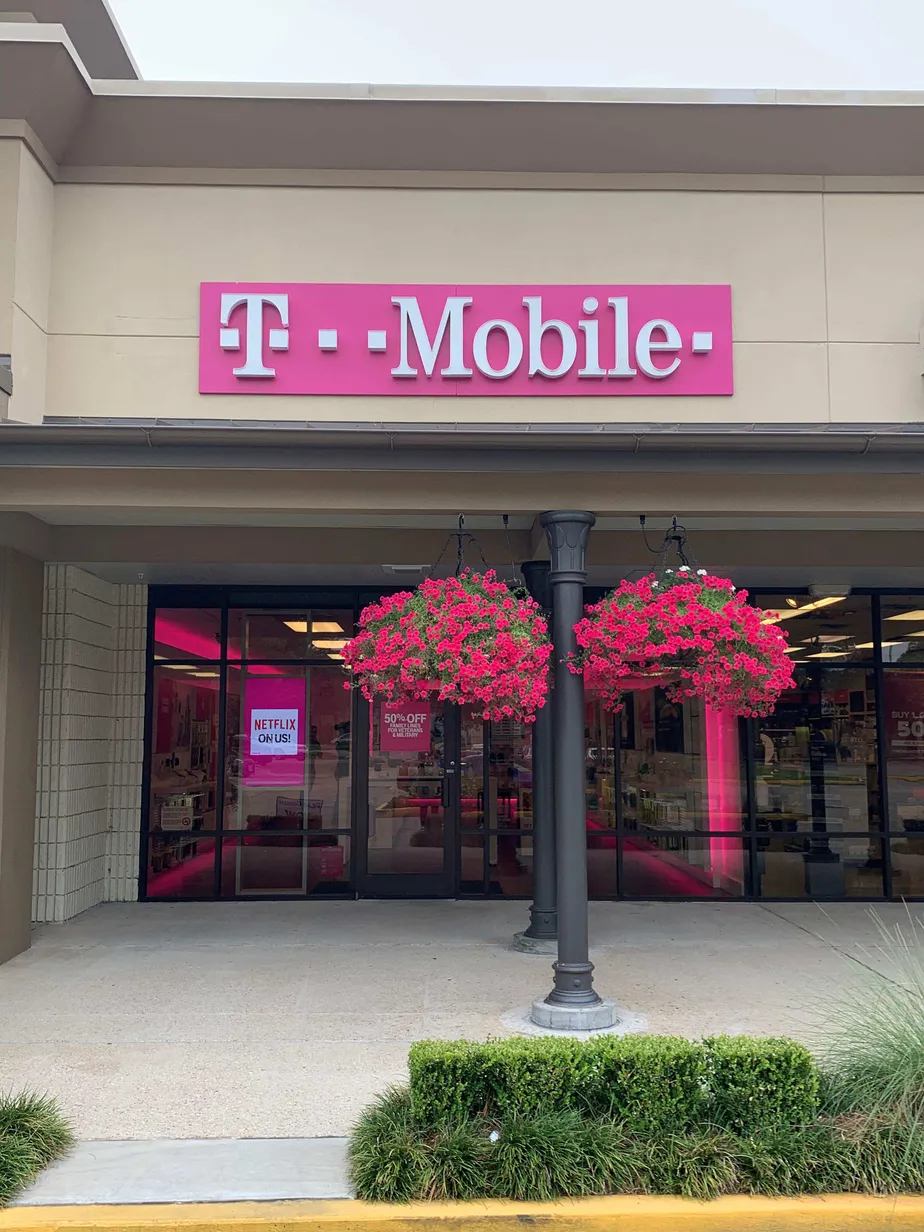 Foto del exterior de la tienda T-Mobile en Johnston St & College Rd, Lafayette, LA