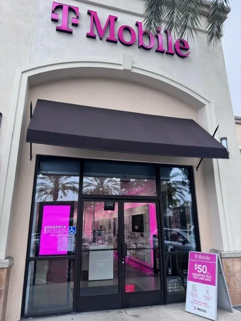 Foto del exterior de la tienda T-Mobile en Gridley & South, Cerritos, CA