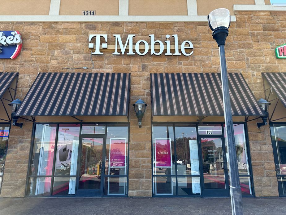 Exterior photo of T-Mobile Store at S Main Street & Park Avenue, Weatherford, TX