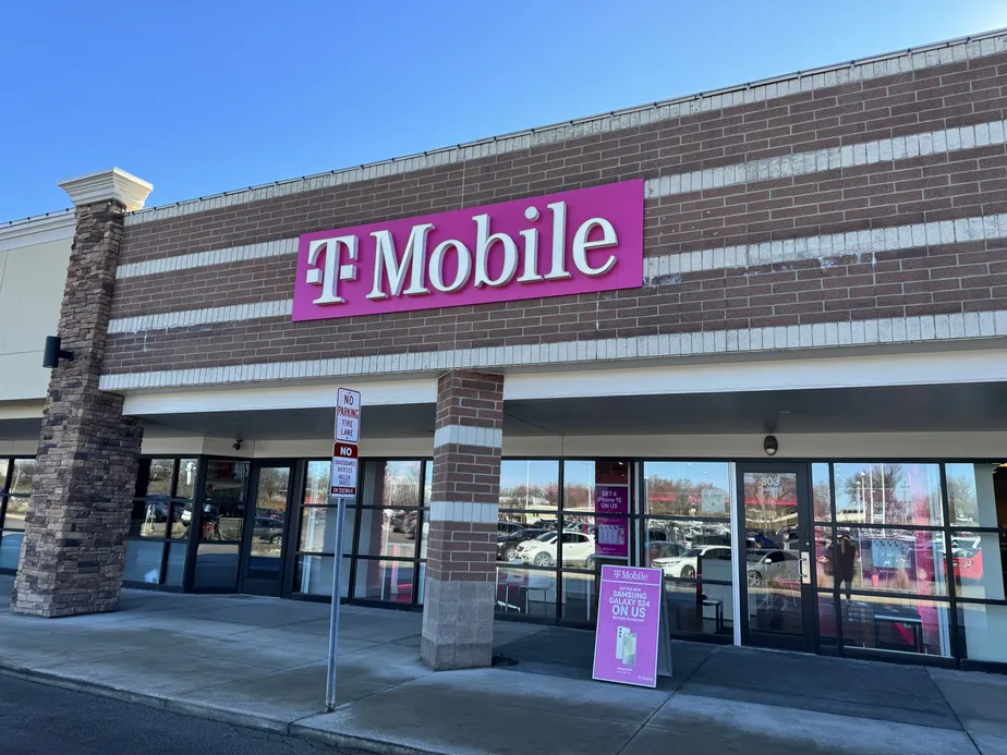  Exterior photo of T-Mobile Store at Creekwood Commons, Kansas City, MO 