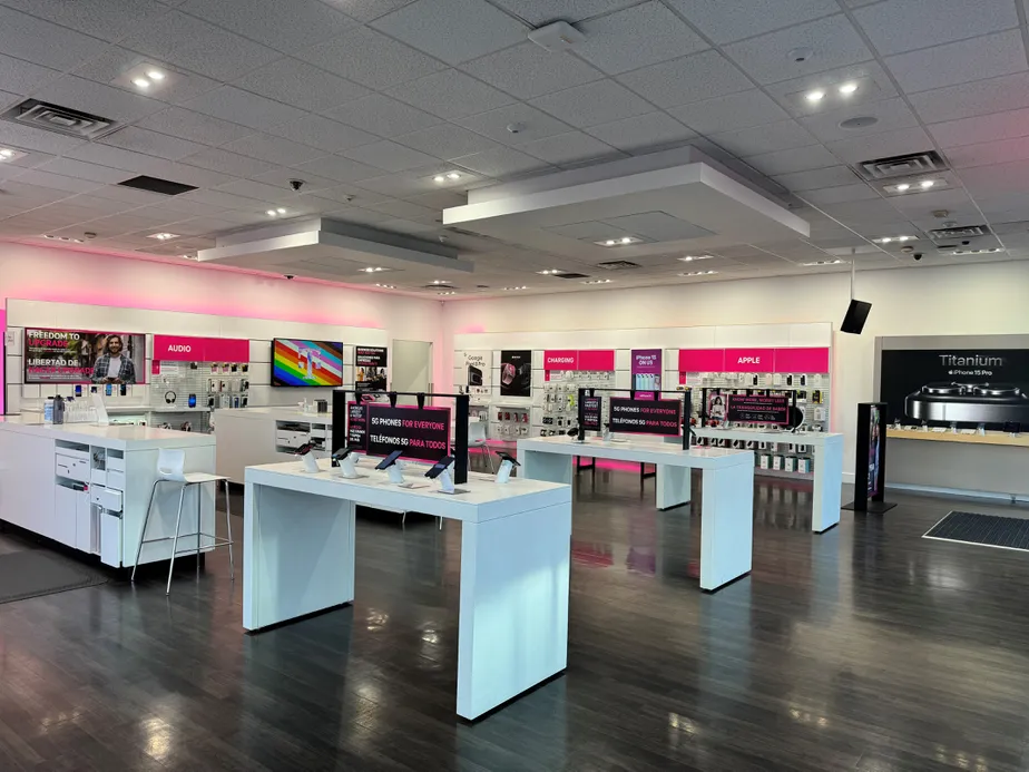 Foto del interior de la tienda T-Mobile en Panama & Wible, Bakersfield, CA