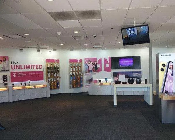 Foto del interior de la tienda T-Mobile en Winchester Rd & Promenade Mall W, Temecula, CA