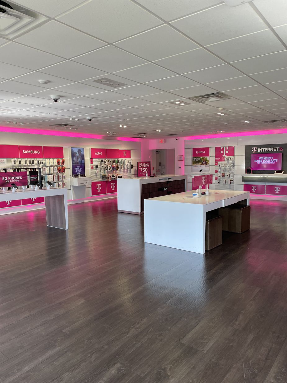 Interior photo of T-Mobile Store at Torrence & 176th, Lansing, IL