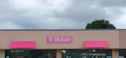 Exterior photo of T-Mobile Store at Manhattan & Ute, Harvey, LA
