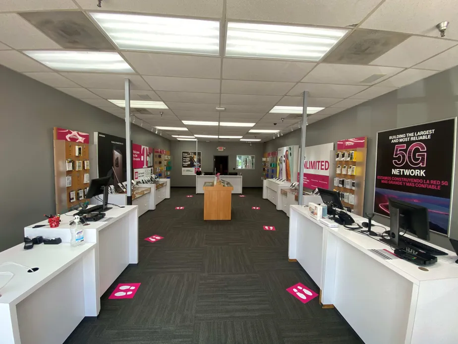 Foto del interior de la tienda T-Mobile en Alpharetta Hwy & Mansell Rd, Roswell, GA