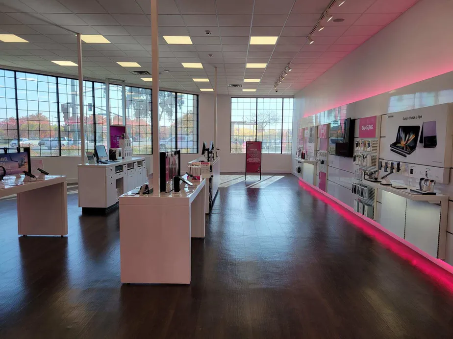 Foto del interior de la tienda T-Mobile en East F St & N Maag Ave, Oakdale, CA