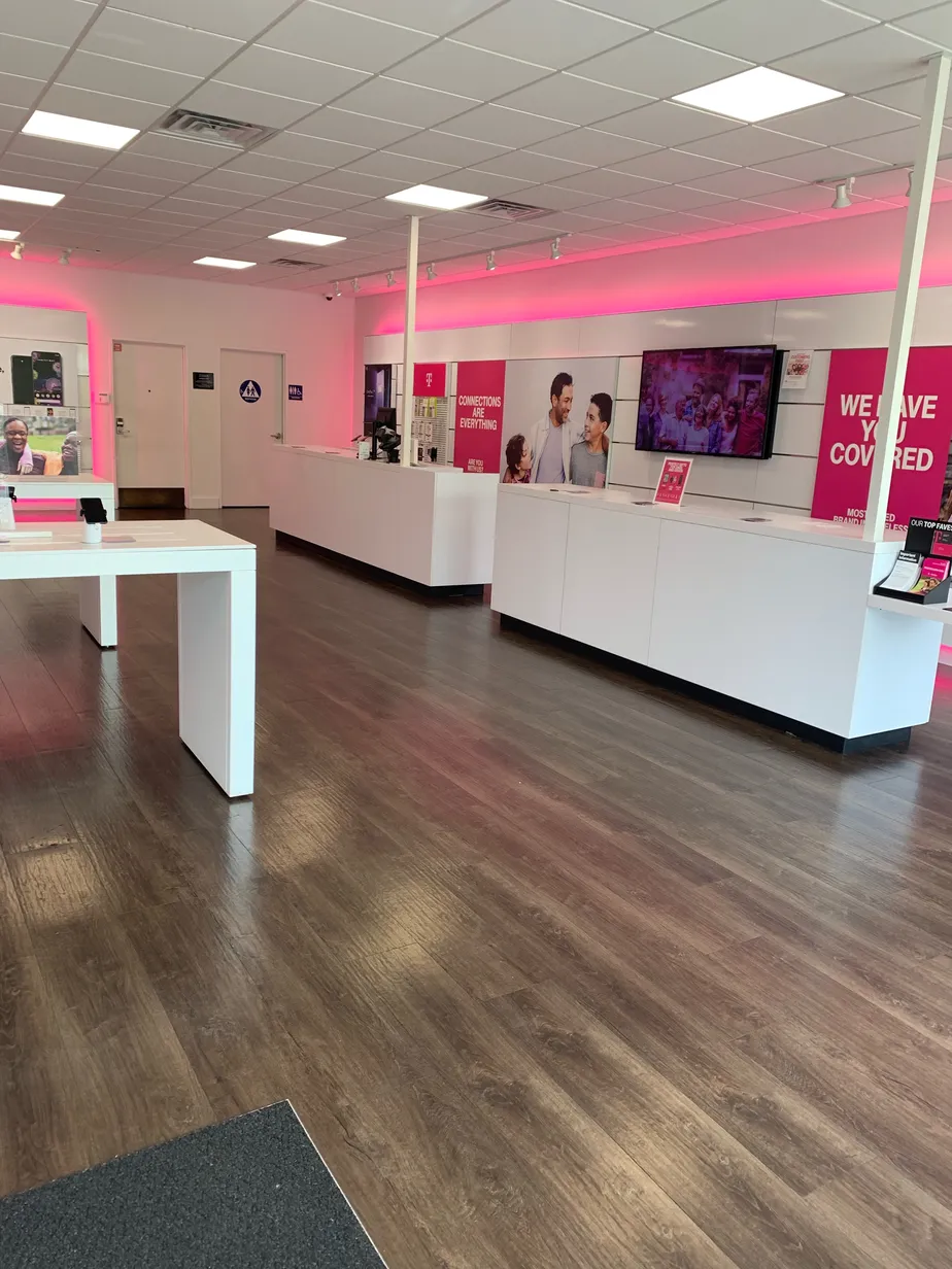  Interior photo of T-Mobile Store at Oro Dam Blvd E & Brown Ave, Oroville, CA 