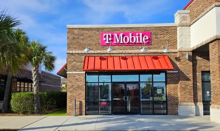 Foto del exterior de la tienda T-Mobile en Sayebrook West, Myrtle Beach, SC